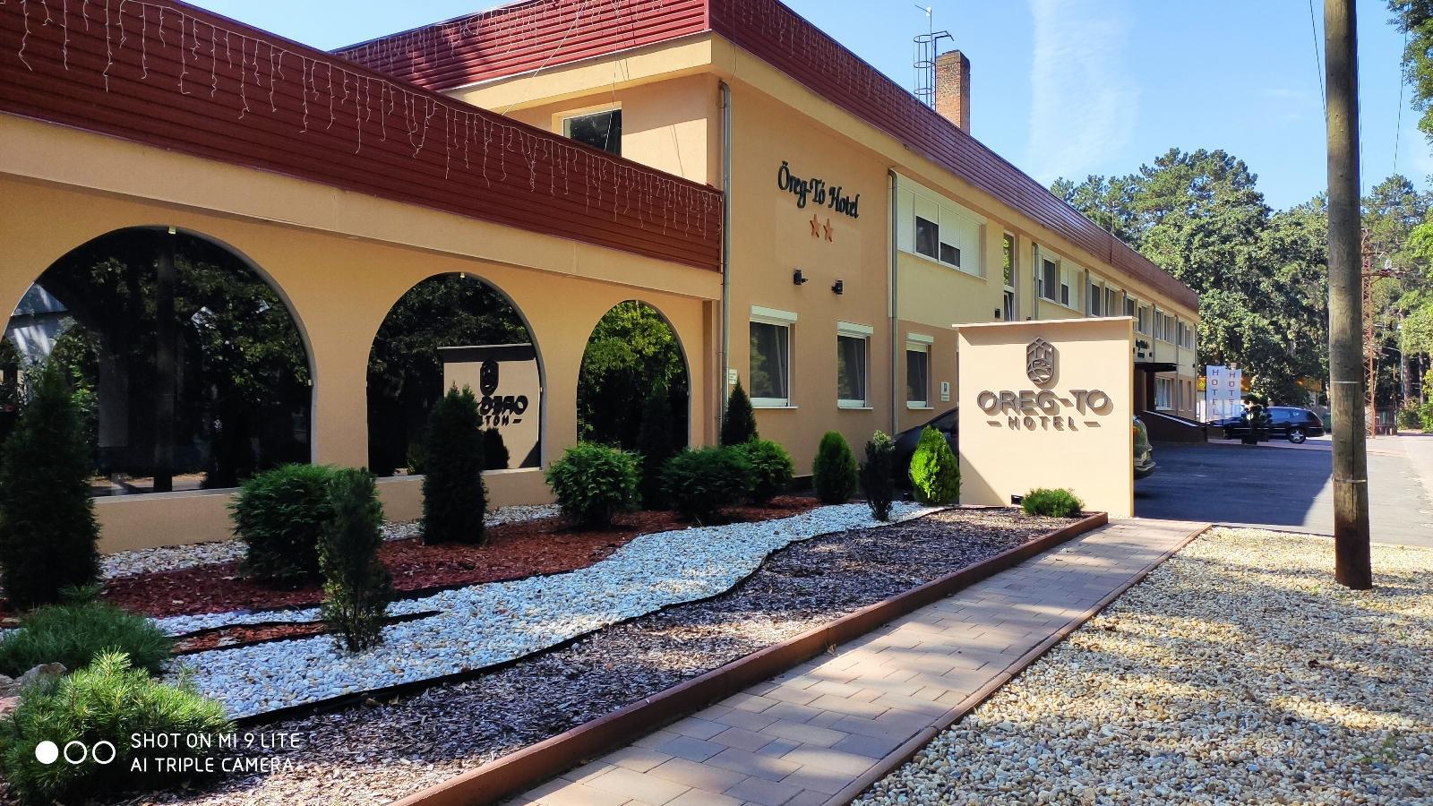Öreg-tó Hotel és Rendezvénytér Tata Exterior foto