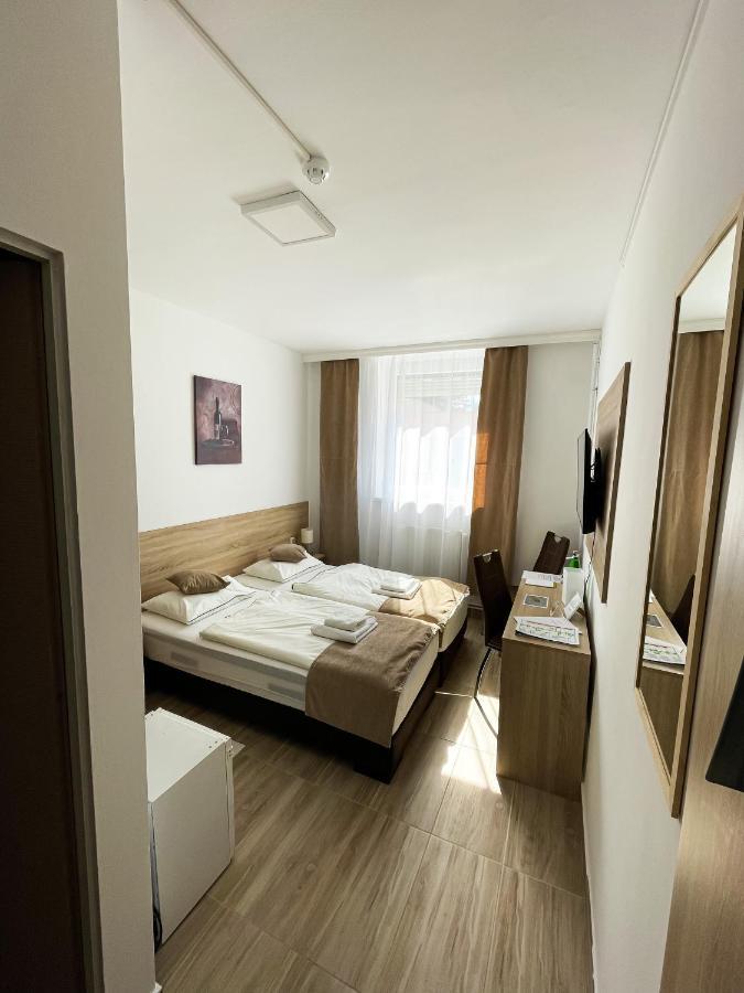 Öreg-tó Hotel és Rendezvénytér Tata Exterior foto