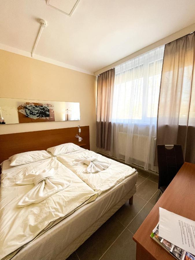 Öreg-tó Hotel és Rendezvénytér Tata Exterior foto