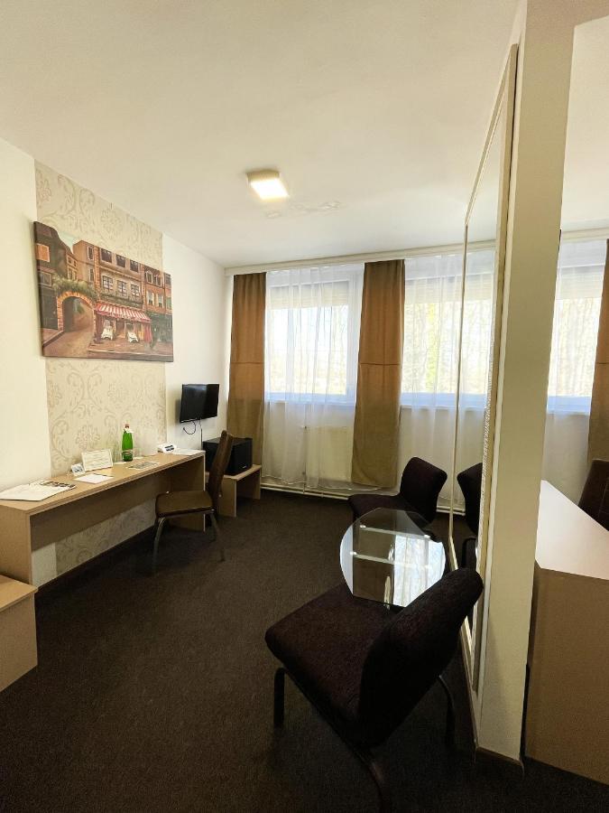 Öreg-tó Hotel és Rendezvénytér Tata Exterior foto