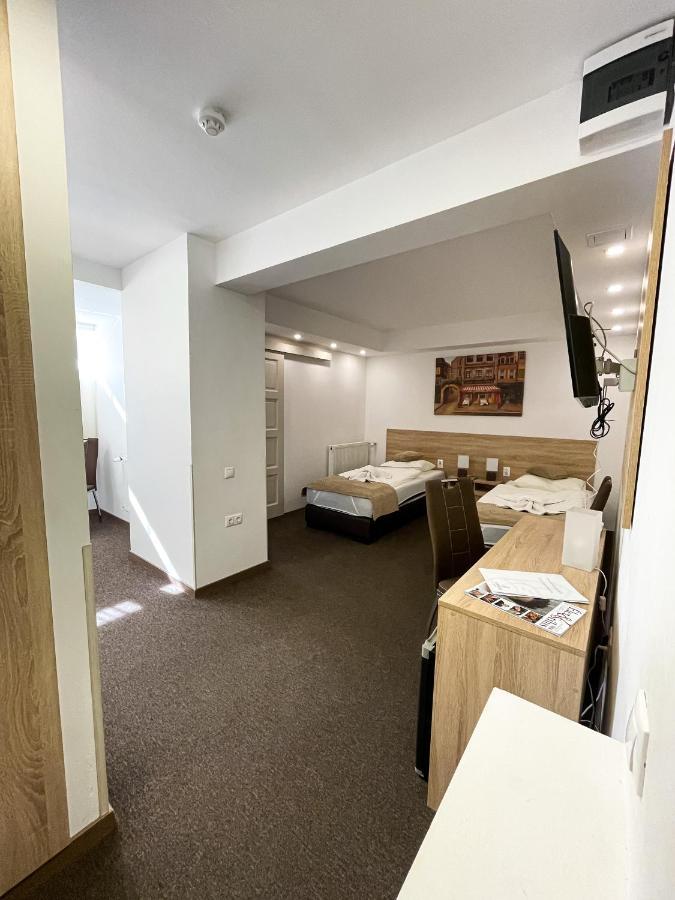 Öreg-tó Hotel és Rendezvénytér Tata Exterior foto